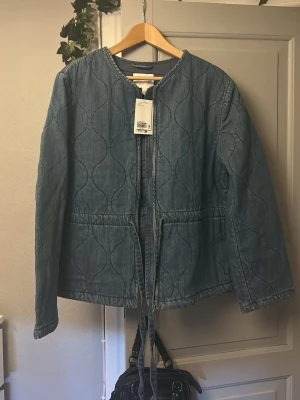 HELT NY Quiltad jeans jacka  - Super snygg helt ny quiltad jeansjacka från hm. I storlek S och helt ny med prislapp