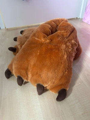 MONSTER TOFFLOR - Jättemysiga monster-tofflor i färgen brun. När jag köpte dom stod det 38 men skulle säga att dom är mycket större. Om jag killgissar skulle jag säga att dom passar storlekar 40 och uppåt. Fint skick! Kolla gärna in resten av min profil och se om du hittar något du gillar!