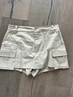 Beige byxkjol med fickor - Snygg beige byxkjol. Passar perfekt nu till sommaren!🌸☀️🤩