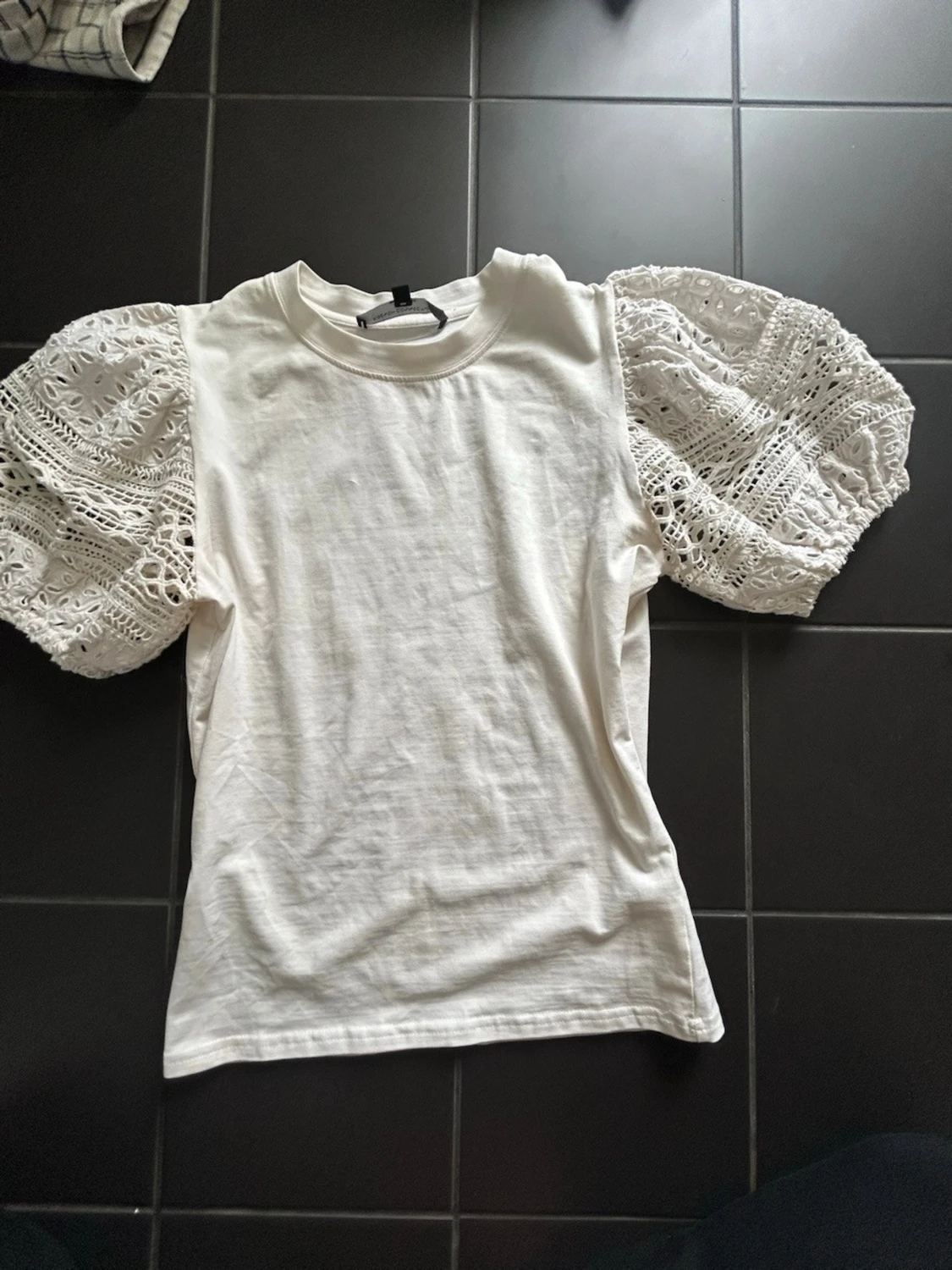 Vit topp med spetsärmar