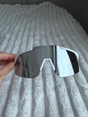 Solglasögon/ aktivitetsglasögon  - Säljer ett par helt nya riktigt snygga solglasögon som funkar till aktiviteter som löpning, cykling eller skidåkning. UV-skydd och passar både kvinnor och män. 