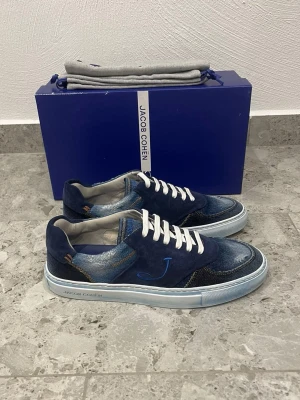 Helt Nya Jacob Cohën Sneakers - Helt Nya Jacob Cohen Skor || Storlek 41,5 || Nypris ca 7000kr || Mitt pris 3299kr || Box och Dustbag medföljer vid köp || Tveka inte på att höra av dig vid frågor eller funderingar 