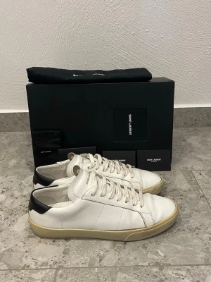 Saint Laurent Sneakers - Saint Laurent skor || Storlek 41 || Skorna är i okej skick (se bilder) || Tveka inte på att höra av dig vid frågor eller funderingar 