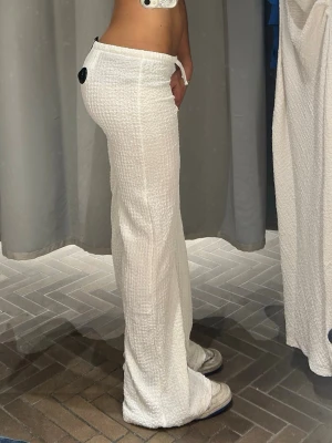 SÖKER H&M byxa XXS - SÖKER vita sommar byxor i strl XXS från H&M divided!! Hann testa dom i butik innan de blev slutsålda, om du har dessa i nytt eller mycket bra skick för ett rimligt pris, skriv gärna till mig💕Säljer skorna (Adidas forum) på bilderna förresten, om någon är intresserad!! De ska bara få en uppfräschning så ligger de snart ute på min profil!! Följ mig så länge om ni vill så ni inte missar❣️