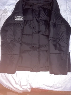 Svart pufferjacka från Burberry  - Svart burberry pufferjacka!!! pris kan diskuteras, kan oxå köra bytes!!! Passar som storlek M (172-180)