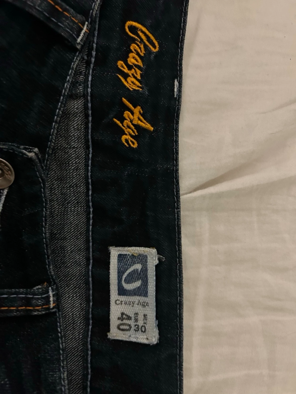 Mörkblåa bootcut jeans med kronor från crazy age - 3