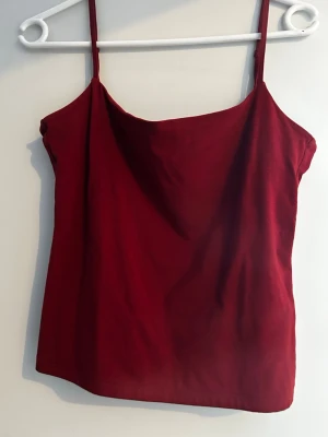 Linne - Linne med spaghetti band, oanvänt. Reglerbara band. Palma linne från bikbok. 