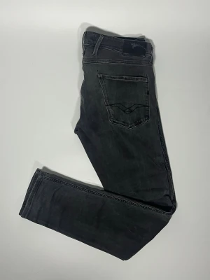 Replay anbass jeans - Säljer en par riktigt snygga och trendiga Replay anbass jeans i fint skick, storlek 33/34, vid frågor är det bara att skriva //Gramenti