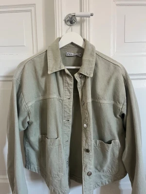 Populär jeans jacka  - Populär jeansjacka ifrån zara. Grön fin färg. Använd men i fint skick! Storlek S 