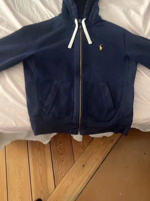 Ralph Lauren hoodie - Riktigt bra skick säljer bara då den är lite för liten för mig