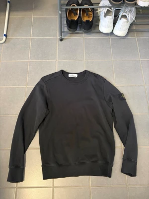 Stone Island sweatshirt - Tja!! Svart stone island sweatshirt till salu, storlek S. Säljer eftersom jag inte använder den längre. Hör gärna av dig om du har några frågor, svarar snabbt!!