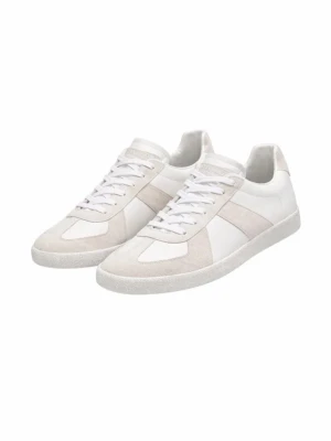 maison margiela skor - Helt nya aldrig använda maison margiela skor, med beige mockadetaljer och vita skosnören. Ovandelen är i en mix av slätt läder och mocka för en clean look. Klassisk låg modell som passar till det mesta och ger en fräsch vibe till outfiten.