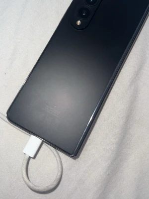 Samsung Galaxy Z fold4 256gb - Säljer en svart Samsung Galaxy vikbar Android-telefon med två kameror på baksidan och stilren matt finish. Telefonen har rundade kanter och laddas via USB-C. Perfekt för dig som vill ha en modern och flexibel smartphone med snygg design. Pris kan diskuteras vid snabb och smidig affär. Kan även hämtas direkt i Stockholm. 