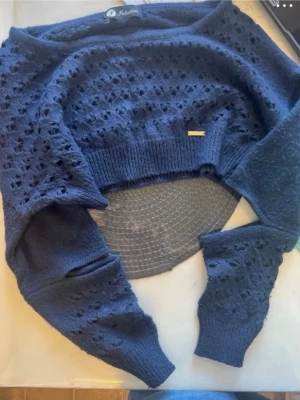 bolero - Snygg mörkblå stickad bolero. Perfekt för dig som gillar detaljer och en unik look.