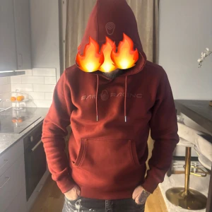 Sail racing hoodie HELT NY köpt 12/1  2026 - Hej säljer helt ny Sali racing hoodie med riktigt skönt material och färg som passar de mesta. Storlek M passar smal med 