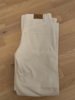Wide jeans - Säljer ett par vita wide jeans från Gina med prislapp kvar.  med enkel design och klassisk passform.  