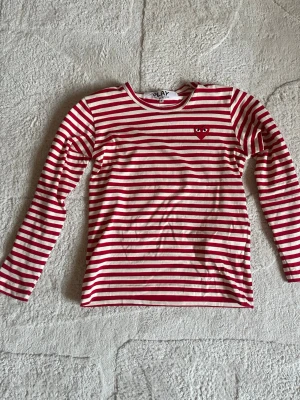 Comme des Garçons - CDG mjuk, Unisex, passar som S för dam och xs för herr. Vill bli av med den snabbt så skicka bud. Knappt använd bara 1 eller 2 gånger