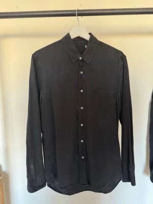 Our Legacy Classic Silk Shirt - Our Legacy Classic Silk Shirt. Nack- och storleksetiketten har lossnat, men det är en Our Legacy-skjorta i storlek 46. Se bilder för detaljer. Nypris 2700kr. 