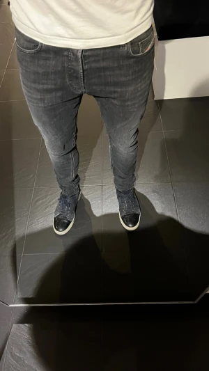 Svarta/grå skinny jeans från Diesel - Säljer ett par mörkgrå/svarta jeans från Diesel. Slim/skinnypassform och sitter snyggt på. Använda men i fint skick. Perfekta till vardag och fest. Hör av dig vid frågor eller om du vill ha fler bilder/mått.