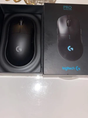 Logitech PRO wireless mus (Helt Ny) - Logitech PRO wireless mus (Helt Ny) plasten kvar aldrig använd Logitech är världsledande när det gäller trådlös spelmus. Nypris ligger idag på 800-900kr  Säljer den för 450kr