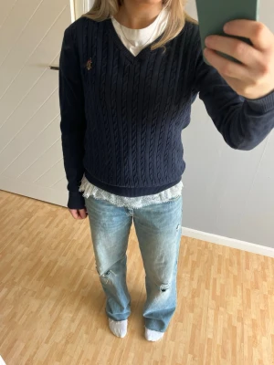 Stickad tröja - Marinblå v-ringad tröja från POLO Ralph lauren! Lite nopprig, men inget man lägger märke till! ⚡️