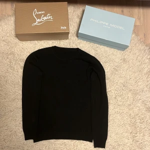 100% kashmir tröja - Tja säljer nu denna svarta Kashmir tröja i 100% kashmir. Otroligt snygg och skön perfekt nu till hösten. Storlek xs. Skitbra skick. Vid intresse skicka iväg ett meddelande💯