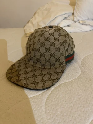 Gucci keps beige M - Storlek M gamla modellen så perfekt passform samt skick. Skicka meddelande om de finns frågor