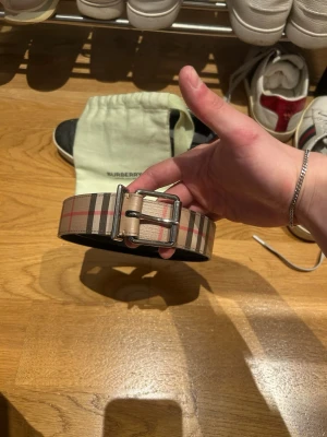 Burberry bälte  - Checka in detta burberry bälte som jag nu säljer! Skick 9/10 dustbag ingår🍾såklart äkta nypris på 5000kr 💸 passar både till vardagen men även till finare tillfällen perfekta bältet för kostym ✅ bältet är 90 cm hör av dig vid eventuella frågor :)