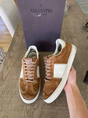 Valentino Flycrews  - Storlek 43 | Fint skick, 15/22 nitar, defekter på bild | Nypris≈ 7200 | Mitt pris= 1899 | Bara att höra av dig vid funderingar👑