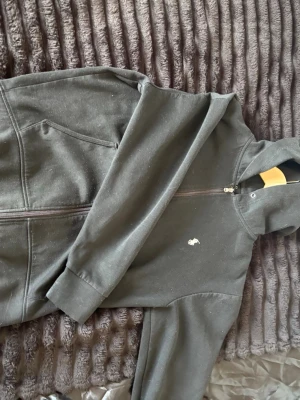 Svart zip-hoodie med liten logga - Svart hoddie polo 