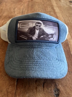  Maggiore keps - Säljer en snygg keps från Maggiore i blått och vitt. Kepsen har ett mesh-tyg baktill och ett svartvitt fototryck framtill med retrovibbar. Justerbar snapback och mjukt material på skärmen. Fundera inte på att ställa frågor