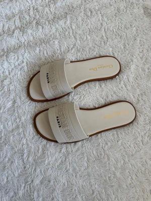 Vita sandaler från Christian Dior - Köpta i Dubai 2025. Nypris ca 8000kr, helt oanvända. Passar mig som varierar mellan 37-38 i skostorlek