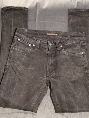 Nudie jeans  - Det här är svarta jeans från Nudie Jeans med en klassisk femficksdesign. Jeansen visar mindre tecken på slitage.  ⭐️ Skick: 7/10 (Mindre tecken på slitage) 🎲 Storlek: 30/34 🎨 Färg: Svart 📦 Snabb och noggrann frakt.                                                 Hör av dig vid funderingar mvh Melwin🙌
