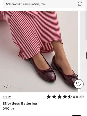 Vinröda ballerina skor från Nelly - Snygga vinröda ballerinas från Nelly i glansigt material med söt rosettdetalj framtill. Aldrig använt dem då dem var för stora 