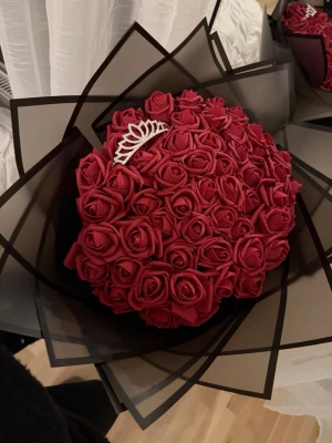 Blombukett 50st röda rosor (konstgjorda ‼️) - Perfekta present 💝 .utsn tiara 