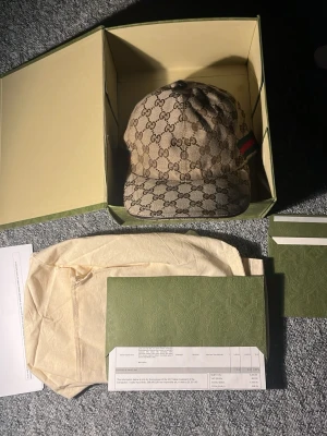 Gucci keps beige - Beige gucci keps (äkta) bra skick, knappast använd. Äkthets Papper medföljer, strlk XS men passar S och går att justera.