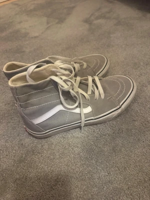 Gråa Vans Sk8-Hi sneakers - Gråa Vans Sk8-Hi sneakers med vit sula och klassisk vit sidestripe. 