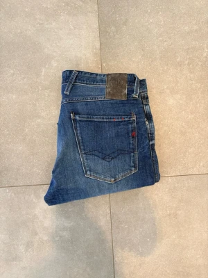 Replay anbass - Tjena, säljer nu dessa riktigt snygga Replay anbass i Stl W33 L32. Dom är i riktigt bra skick. Nypris 1600✅Vid minsta funderingar så är det bara att höra av sig//Allt gott