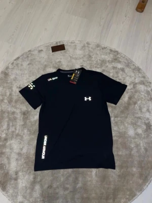 Under Armour Reflective Tshirt Svart - Helt ny & Oanvänd ✔️, Kommer med tags 🏷, Storlek M men funkar även som S ✔️, Skickas inom 1 dag 🚀, kontakta gärna för mer info ☺️