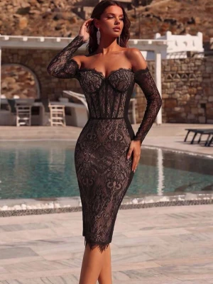 Svart spetsklänning offshoulder - Supersnygg svart klänning i spets med offshoulder och långärmad design. Figurnära passform med markerad midja och v-ringad byst. Klänningen har fina spetsdetaljer och slutar strax under knät. Perfekt för dig som vill sticka ut.