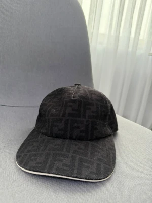 Svart keps från Fendi med logomönster - Fendi keps, bra skick, one size inga skador, fläckar på den