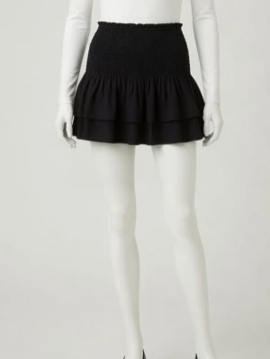 Svart kort kjol från Att/Åhléns. Bomull. Strlk: 34, XS. Helt NY & OANVÄND. - Svart kort kjol från Att/Åhléns. Bred stretchig resår i midjan. Mjuk bekväm bomull/jersey. Strlk: 34, XS. Helt NY & OANVÄND. Felfri. OBS! Kjolen på skyltdocka är en liknande modell för att visa på ett ungefär hur kjolen ser ut på.