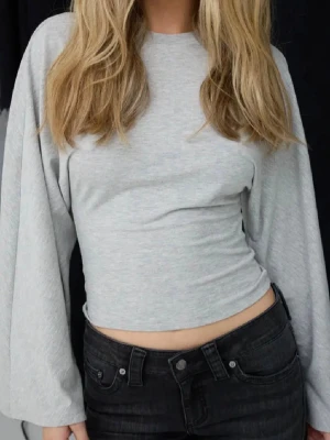 Grå topp nelly - Jättefin helt ny långärmad tröja från Nelly. Hör av er vid frågor, priset är diskuterbart!💕💕