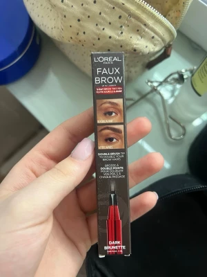 L'Oréal Faux Brow Dark Brunette - L'Oréal Paris Faux Brow i färgen Dark Brunette. Endast testat en gång pga att ja råka köpa fel färga. Ger ett naturligt resultat. Nypris ca 140kr. Hör av er vid några funderingar!