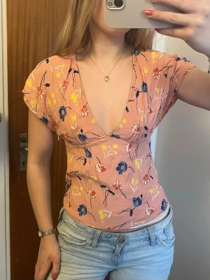 Blommig zara-topp - Så snygg blommig urringad topp🤩 Perfekt till sommaren eller fest, den är också djup i ryggen💗