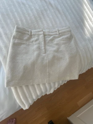 Vit kortkjol i frotté med fickor - Snygg vit kortkjol i frotté med två fickor fram och hällor för bälte🙌