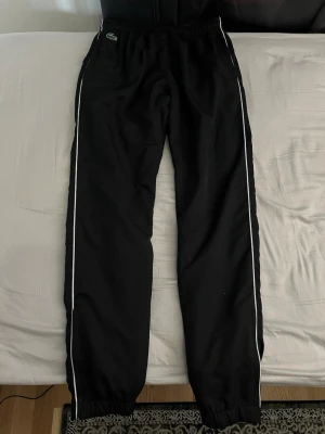 Lacoste byxor  - Säljer nu mina Lacoste byxor då dem har blivit för små på mig