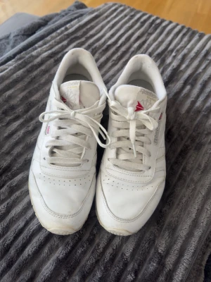 Reebok Classic sneakers  - Reebok Classic sneakers i strl 39  I använt skick så finns defekter på och smutsiga men hela och fullt fungerande