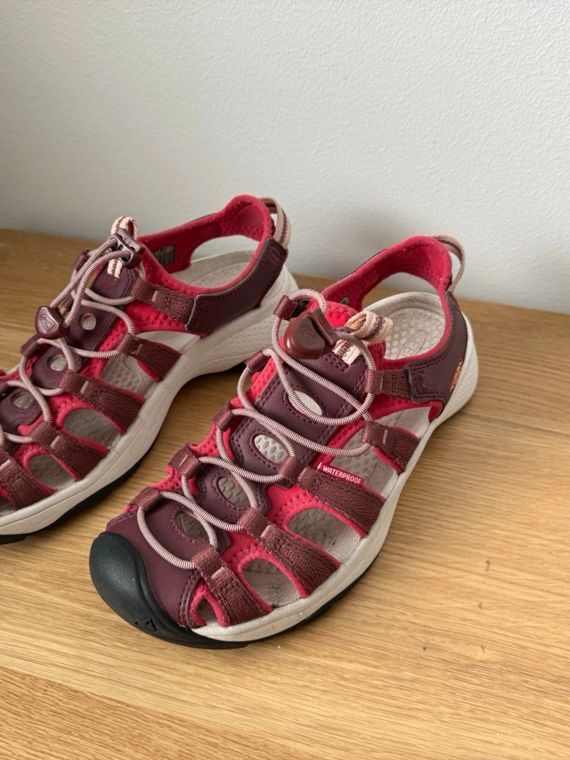 Röda  sandaler från Keen 