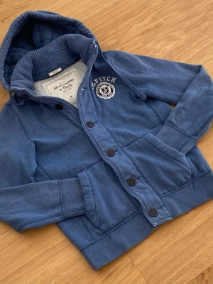  Abercrombie & Fitch cardigan  - Säljer en riktigt snygg Abercrombie & fitch cardigan. Skicket är 10/10. Storleken är M. Priset kommer ligga på 899kr, men kan sänkas.